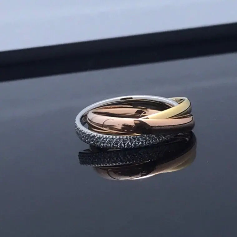 Anillos de pareja de diamantes con diseño de tendencia en tres colores.